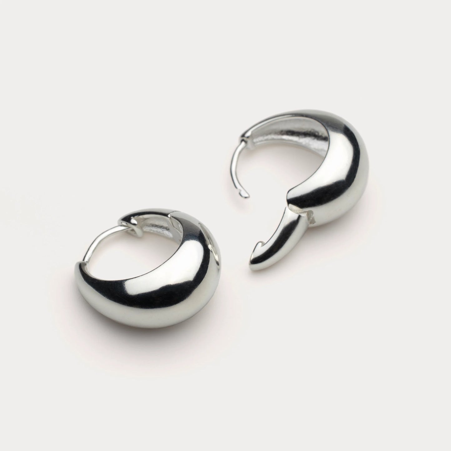 Boucles d’oreilles créoles bombées argentées – CXL by Christian Lacroix